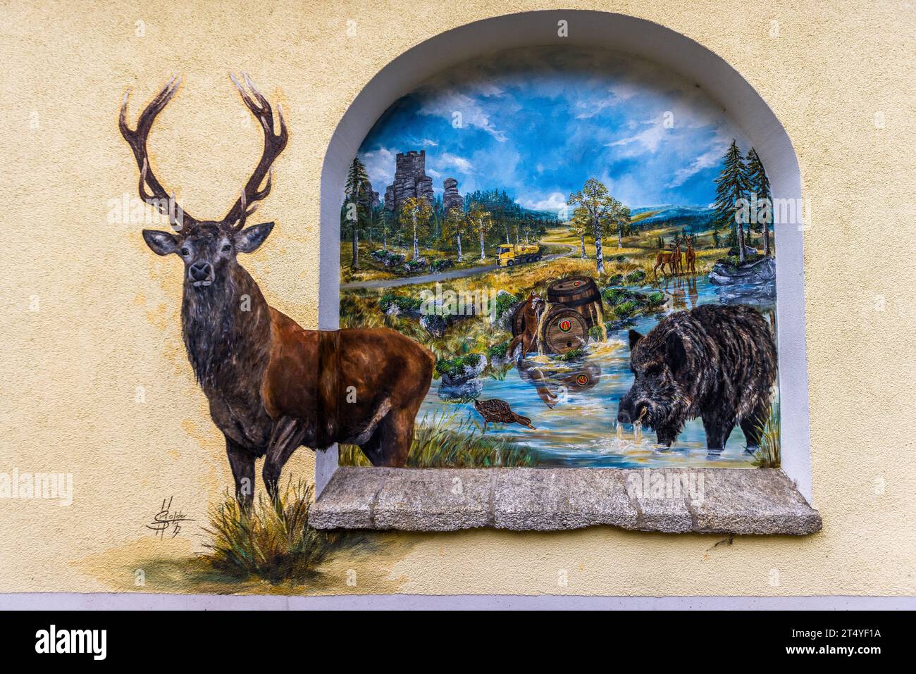 Wandgemälde im Dorf Friedenfels mit Hirschen, Wildschweinen und Bierfässern am Fluss sowie dem Friedenfelsen, der dem Dorf seinen Namen Friedenfels gibt Stockfoto