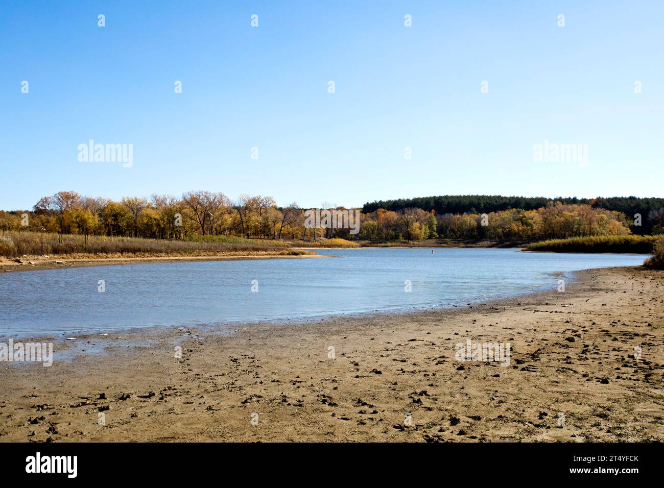 Wasserlandschaft im Herbst am Strand mit Herbstbäumen im Hintergrund an einem Tag in Iowa. Stockfoto