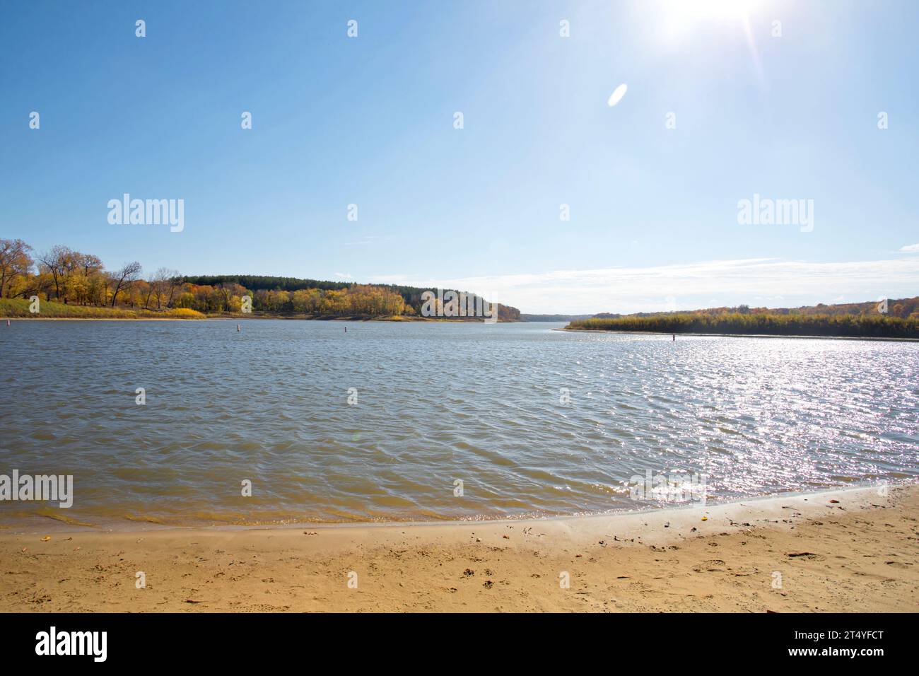Herbstliche Strandlandschaft in Iowa mit See und Herbstlaub Stockfoto