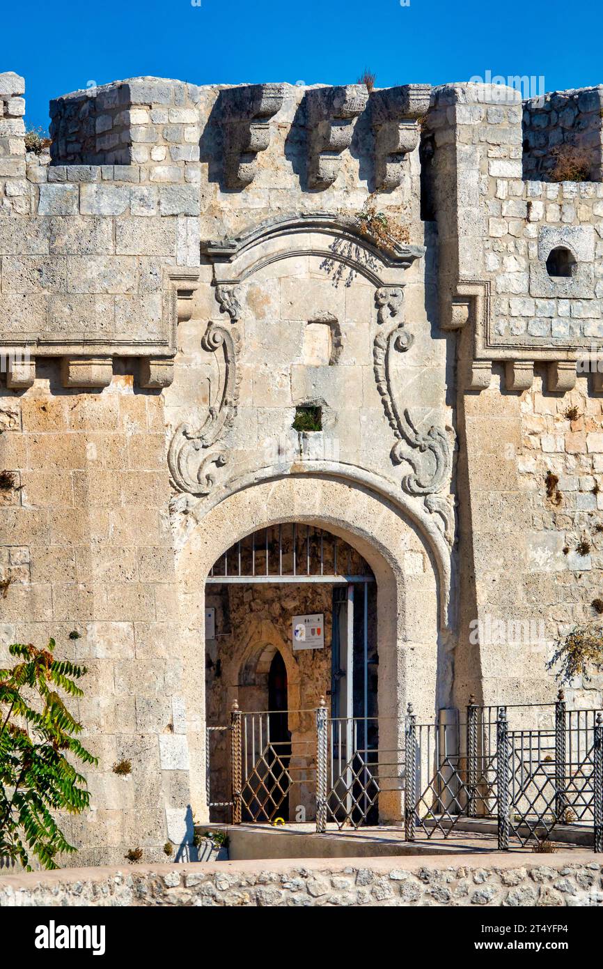 Eingang zum Schloss von Monte Sant'Angelo, Italien Stockfoto