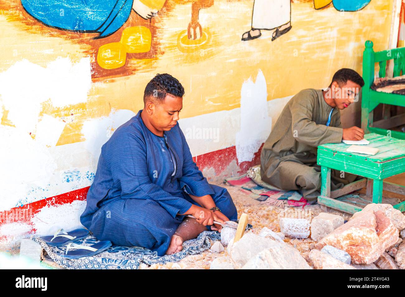 Porträt von Steinschneidern, die in einer Alabasterfabrik arbeiten. Kultur und Traditionen Ägyptens. Luxor, Ägypten - 21. Oktober 2023. Stockfoto