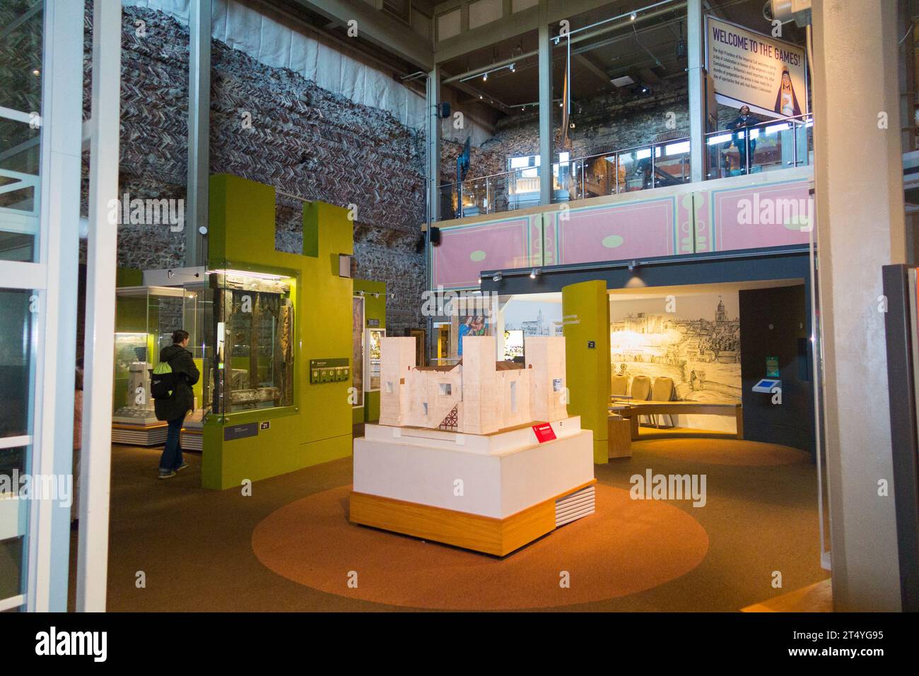 Innenausstellungen im Inneren von Colchester Castle mit normannischen Ausstellungen aus dem Mittelalter wie Modellnachbildungen des Originalgebäudes und Ausstellungen. UK. (136) Stockfoto