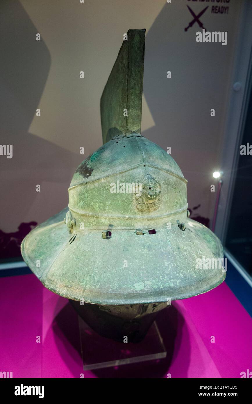 Römischer Helm, getragen von Murmillo Gladiator. Ausgegraben in Pompeji, Italien. Colchester Castle, Castle Park. Teil der Displays/Exponate auf dem Display. UK. (136) Stockfoto