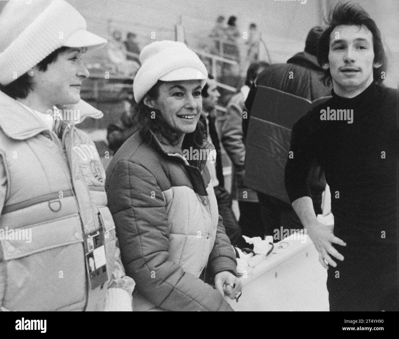 ABGELEGT - 01. Februar 1980, USA, Lake Placid: Chemnitzer Eiskunstlauf-Trainerin Jutta Müller, bei den Olympischen Spielen 1980 mit ihren Schützlingen Anett Pötzsch (l.) und Jan Hoffmann (Archivfoto vom Februar 1980). Im DDR-Sport war Jutta Müller eine der rätselhaftesten und erfolgreichsten Trainerinnen. Loyalität zur Linie und SED-Mitgliedschaft hinderten die Eiserne Lady des Eiskunstlaufs nicht daran, neben ihren Eiskunstlauf-Größen Katarina Witt, Anett Pötzsch, Jan Hoffmann oder ihrer Tochter Gaby Seyfert Erfolge in den Arenen der Welt zu feiern. 57 Medaillen bei Europameisterschaften, Weltmeisterschaften und Olympischen Spielen G Stockfoto