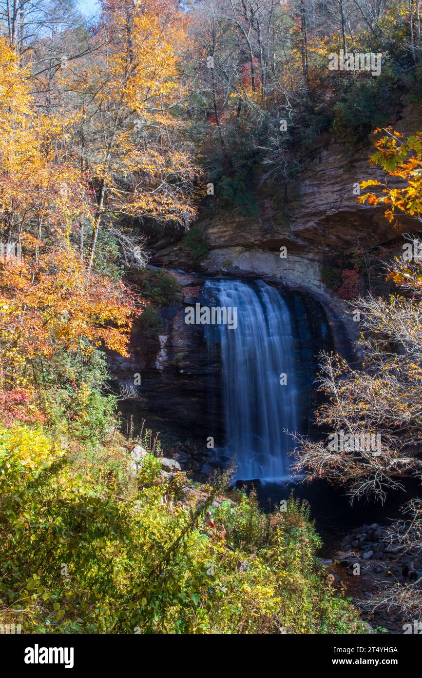 Blick auf die Glass Falls im Herbst in den Blue Ridge Mountains Stockfoto