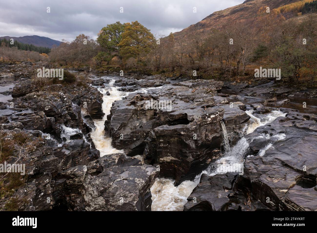 Luftaufnahme des EAS Urchaidh Wasserfalls, River Orchy, Glen Orchy, Argyll und Bute, Schottland Stockfoto