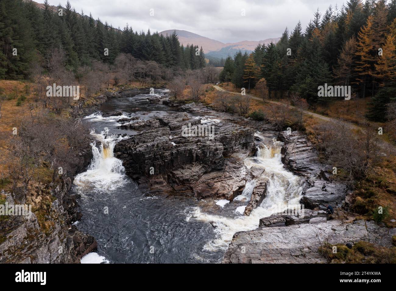 Luftaufnahme von EAS a Chathaidh Wasserfall, River Orchy, Glen Orchy, Argyll und Bute, Schottland Stockfoto