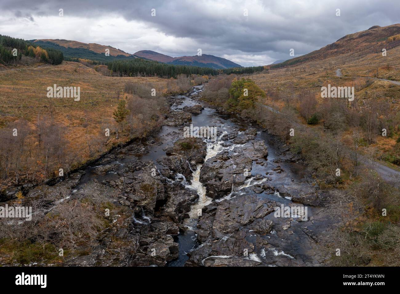 Luftaufnahme des EAS Urchaidh Wasserfalls, River Orchy, Glen Orchy, Argyll und Bute, Schottland Stockfoto