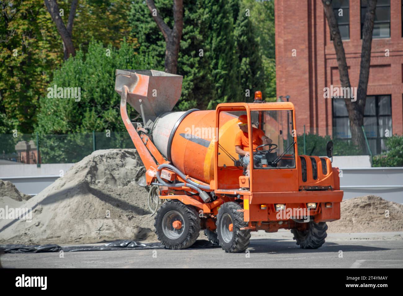 Kleiner Zementwagen zum Transport und Drehen von trockenem Zement durch geschulten Bediener Stockfoto