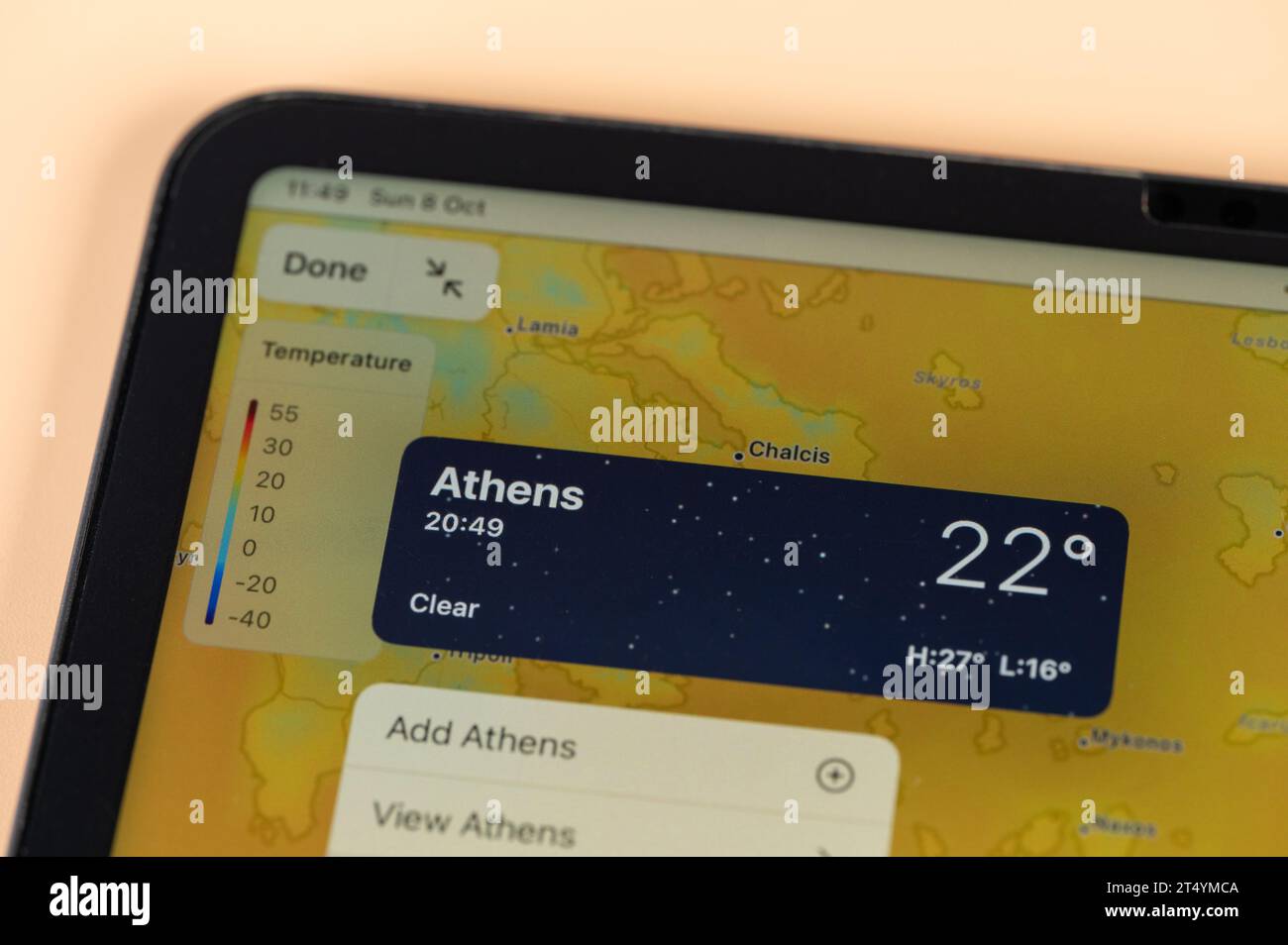 New York, USA – 8. Oktober 2023: Überprüfung der Temperatur in der Stadt Athen mit der Online-App, dem ipad, dem Tablet-Bildschirm aus nächster Nähe Stockfoto