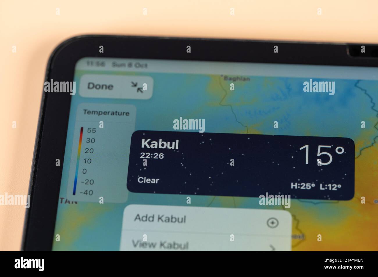 New York, USA - 8. Oktober 2023: Überprüfung der Temperatur in Kabul City mit der Online-App ipad Tablet-Bildschirm Nahansicht Stockfoto