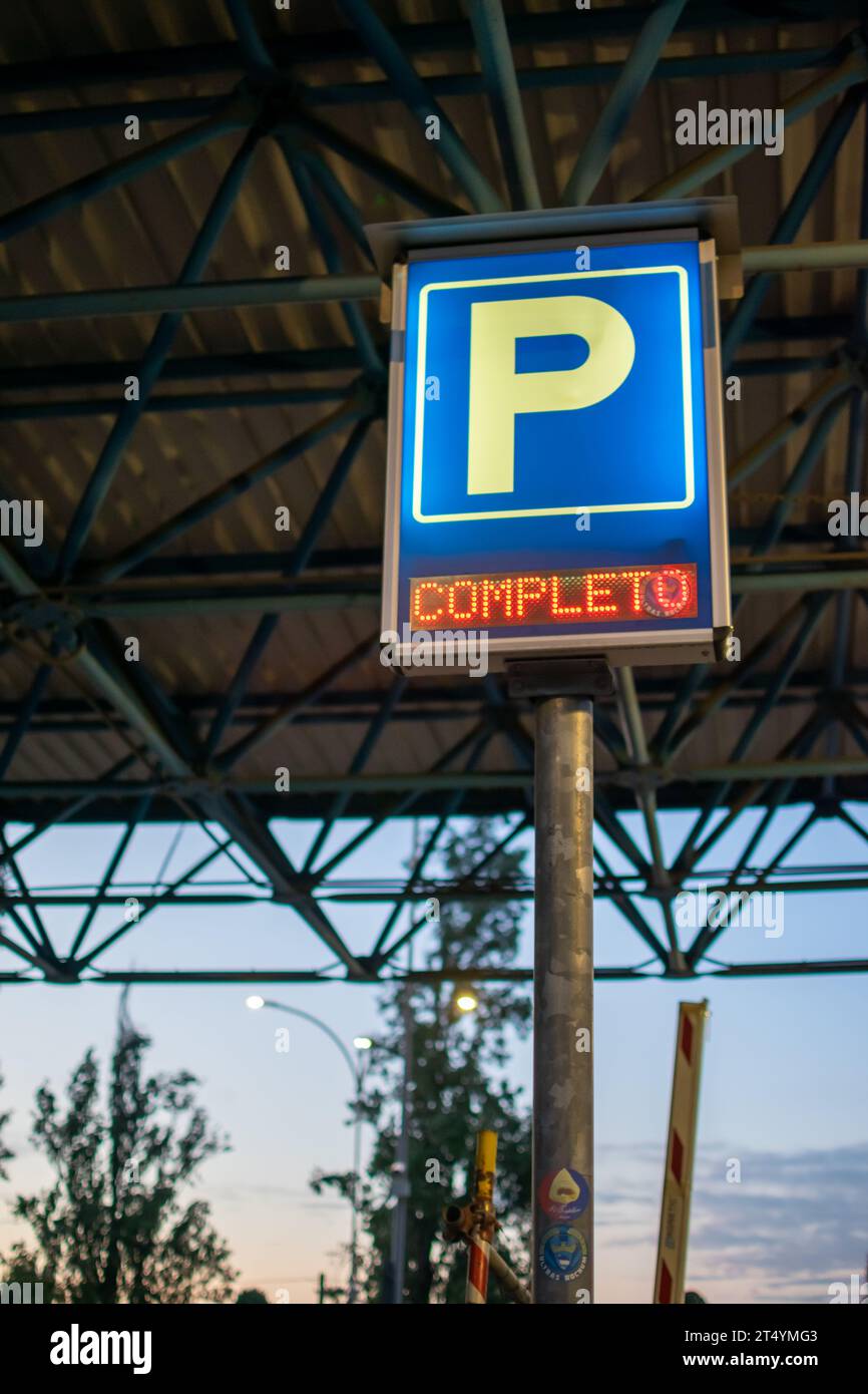 Elektronisches Lichtschild für vollständigen Parkplatz am Eingang des Einkaufszentrums oder Privatparkplatz Stockfoto
