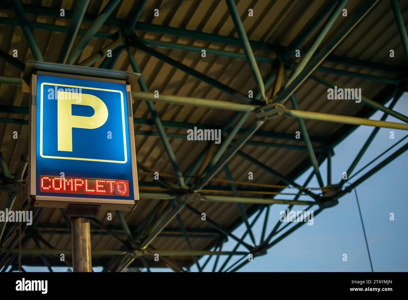 Elektronisches Lichtschild für vollständigen Parkplatz am Eingang des Einkaufszentrums oder Privatparkplatz Stockfoto