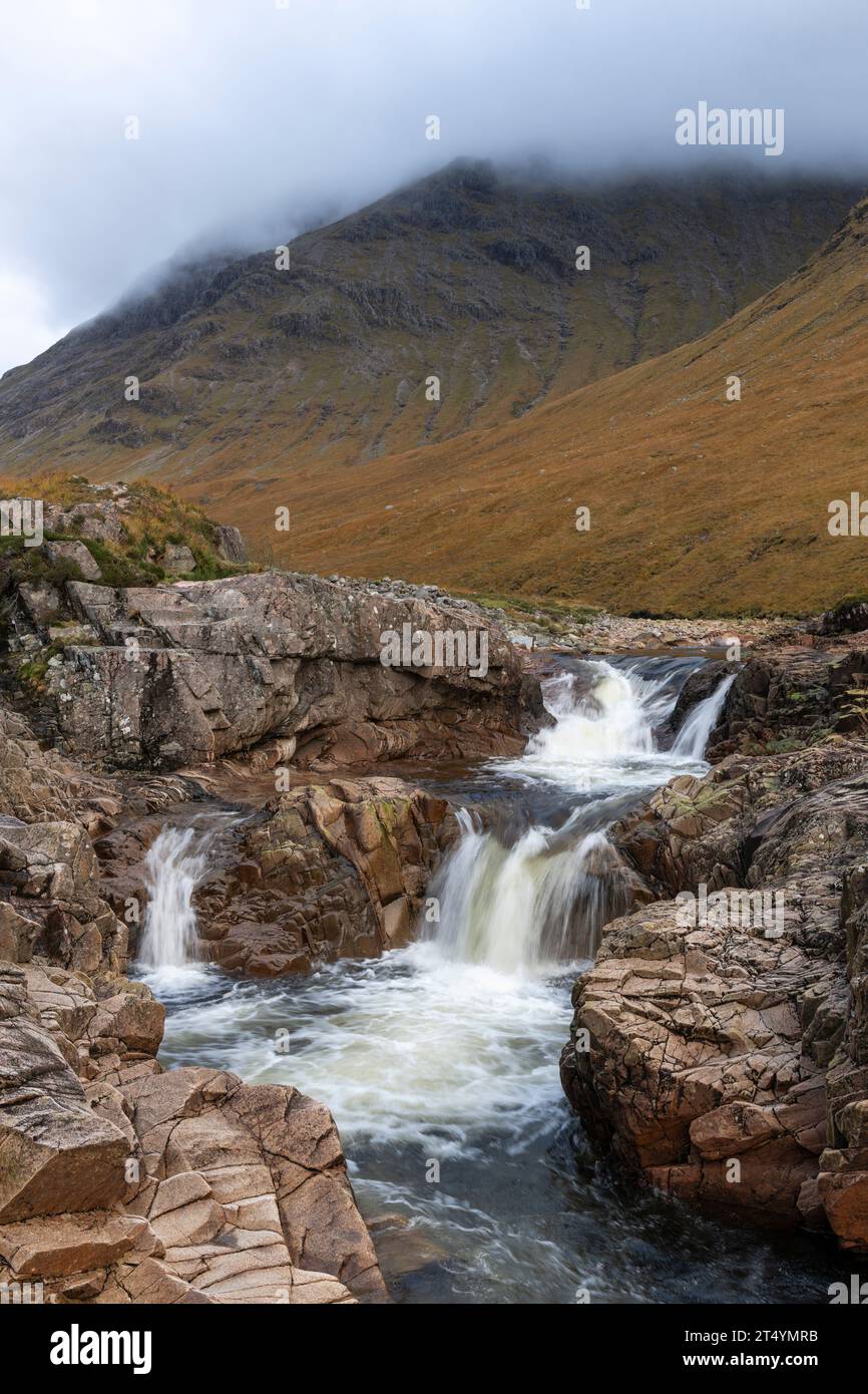 Wasserfall am Fluss Etive, Glen Etive, Highlands, Schottland Stockfoto