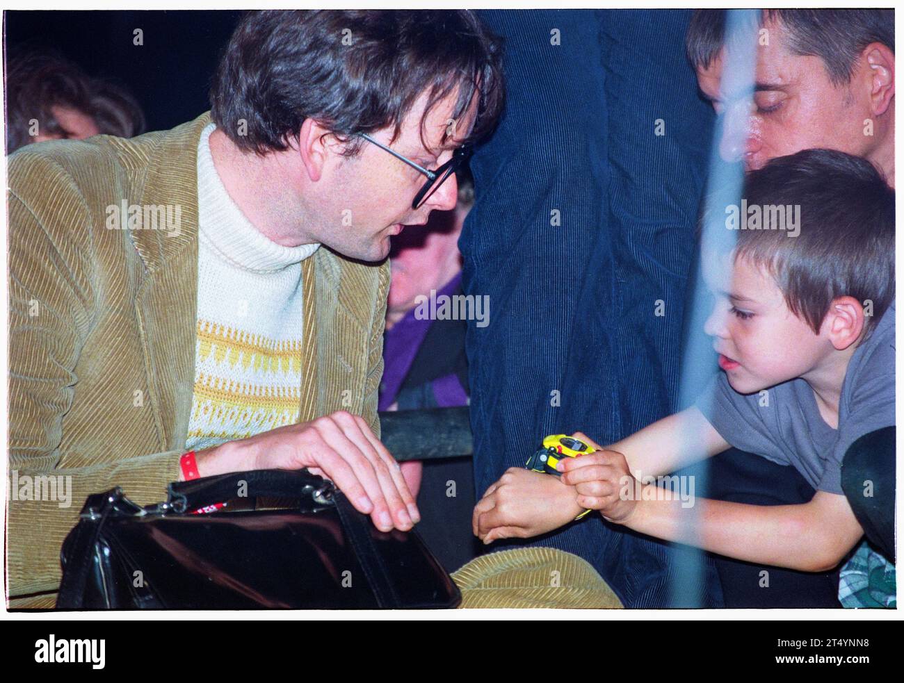 Jarvis Cocker, Leadsänger von Pulp, signierte Autogramme für Kinder und sitzende Nebenbühne, um den schlecht gezeichneten Jungen auf der NME Stage beim Reading Festival am 26. August 2000 zu sehen. Foto: Rob Watkins Stockfoto