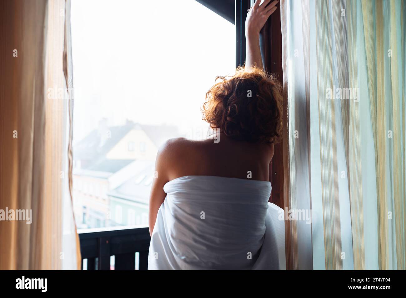 Portrait der jungen Frau, die früh am Morgen aufwacht Stockfoto