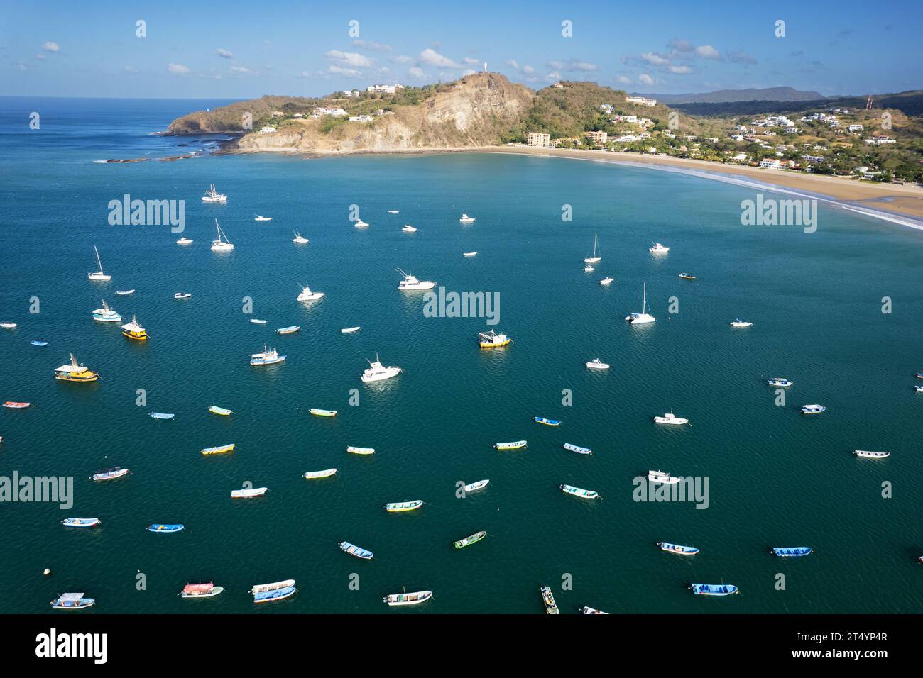 Hafen mit weißen Booten auf der Landschaft von San Juan Del Sur aus der Vogelperspektive Stockfoto