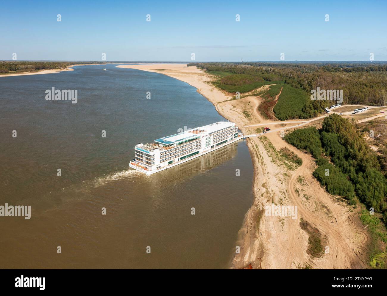 Vicksburg, MO - 25. Oktober 2023: Das Viking Mississippi-Flussboot dockte auf Sandbank an, da der Fluss bei Vicksburg zu niedrig war Stockfoto