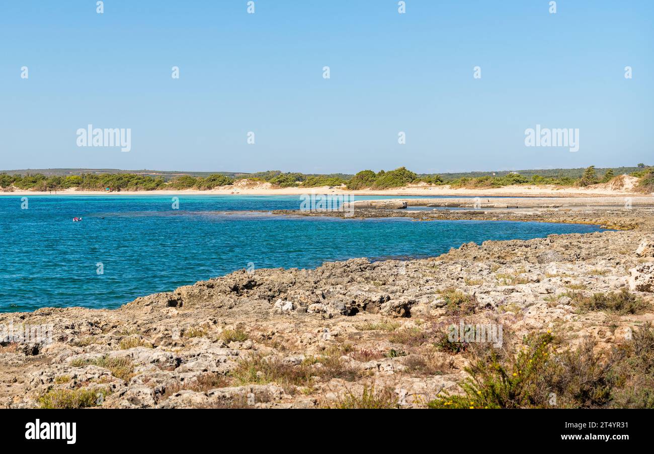 Landschaft des Ionischen Meeres von Punta Prosciutto, Provinz Lecce, Apulien, Italien Stockfoto