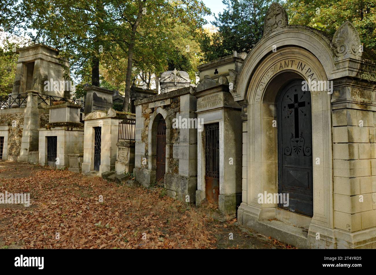 Eine Reihe von Mausoleen auf dem historischen Pariser Friedhof Père Lachaise. Stockfoto