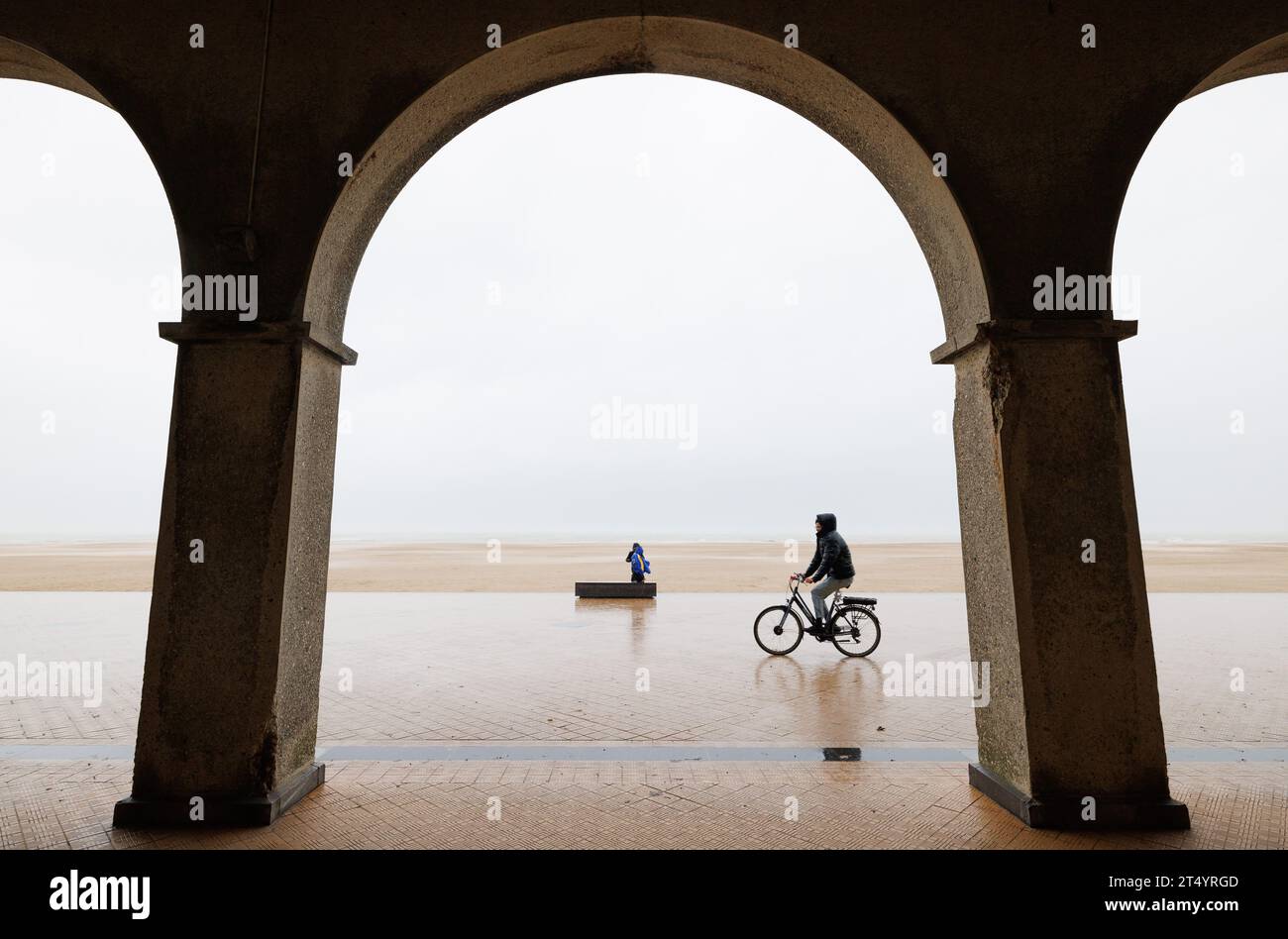 Die Abbildung zeigt nur wenige Menschen draußen am Strand, da der Sturm Ciaran mit starkem Wind erwartet wird, in Oostende am Donnerstag, den 2. November 2023. BELGA FOTO BENOIT DOPPAGNE Stockfoto