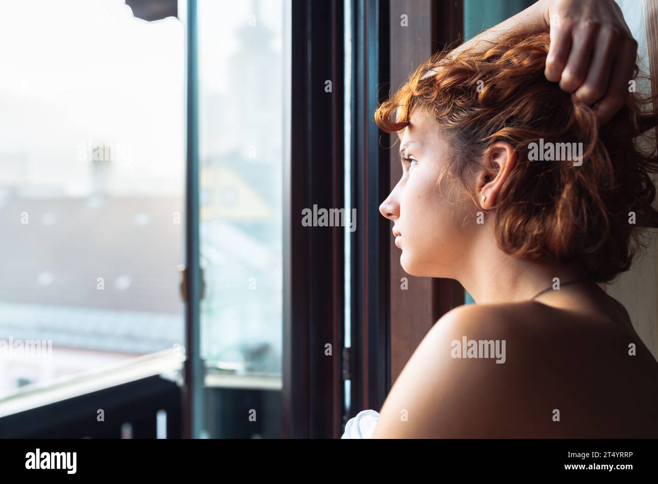 Portrait der jungen Frau, die früh am Morgen aufwacht Stockfoto