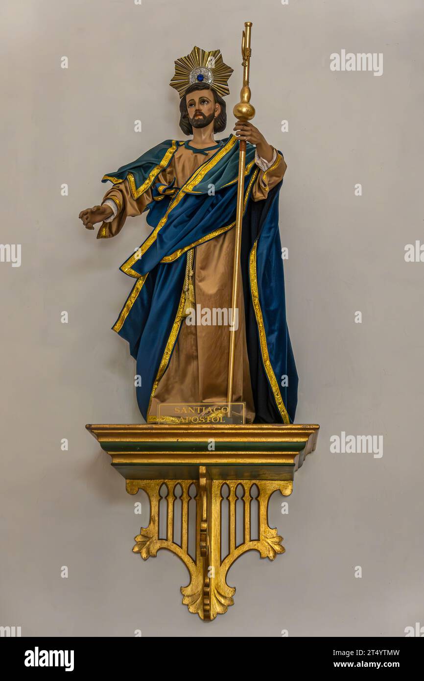 Guatemala, La Antigua - 20. Juli 2023: Kathedrale Von San Jose. Nahaufnahme, Santiago, Jakobus der Apostel, Statue in vollen Farben und goldene Zierleisten gegen Beige Stockfoto