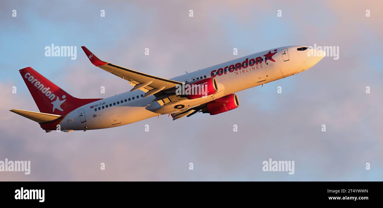 Teneriffa, Spanien, 30. oktober 2023. Corendon Airlines, Boeing 737-86N. Corendon Airlines fliegt am blauen Himmel Stockfoto