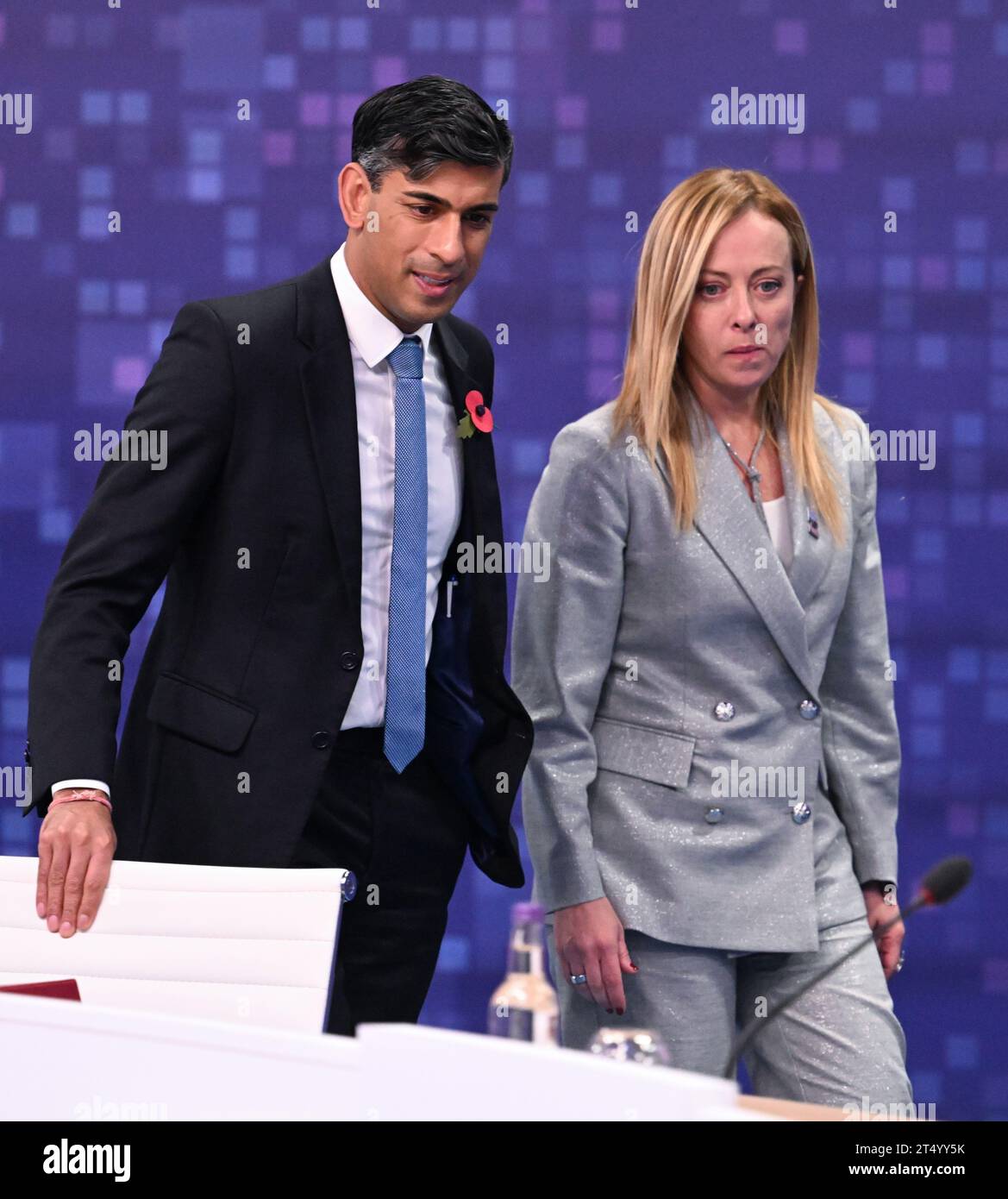 Milton Keynes, Großbritannien. November 2023. Rishi Sunak (l), Premierminister des Vereinigten Königreichs, und Giorgia Meloni, Premierminister Italiens, treffen am AI Safety Summit 2023 im Bletchley Park in Buckinghamshire ein. Die britische Regierung hat einen internationalen Gipfel organisiert, um die Gefahren künstlicher Intelligenz zu diskutieren. Quelle: Soeren Stache/dpa/Alamy Live News Stockfoto