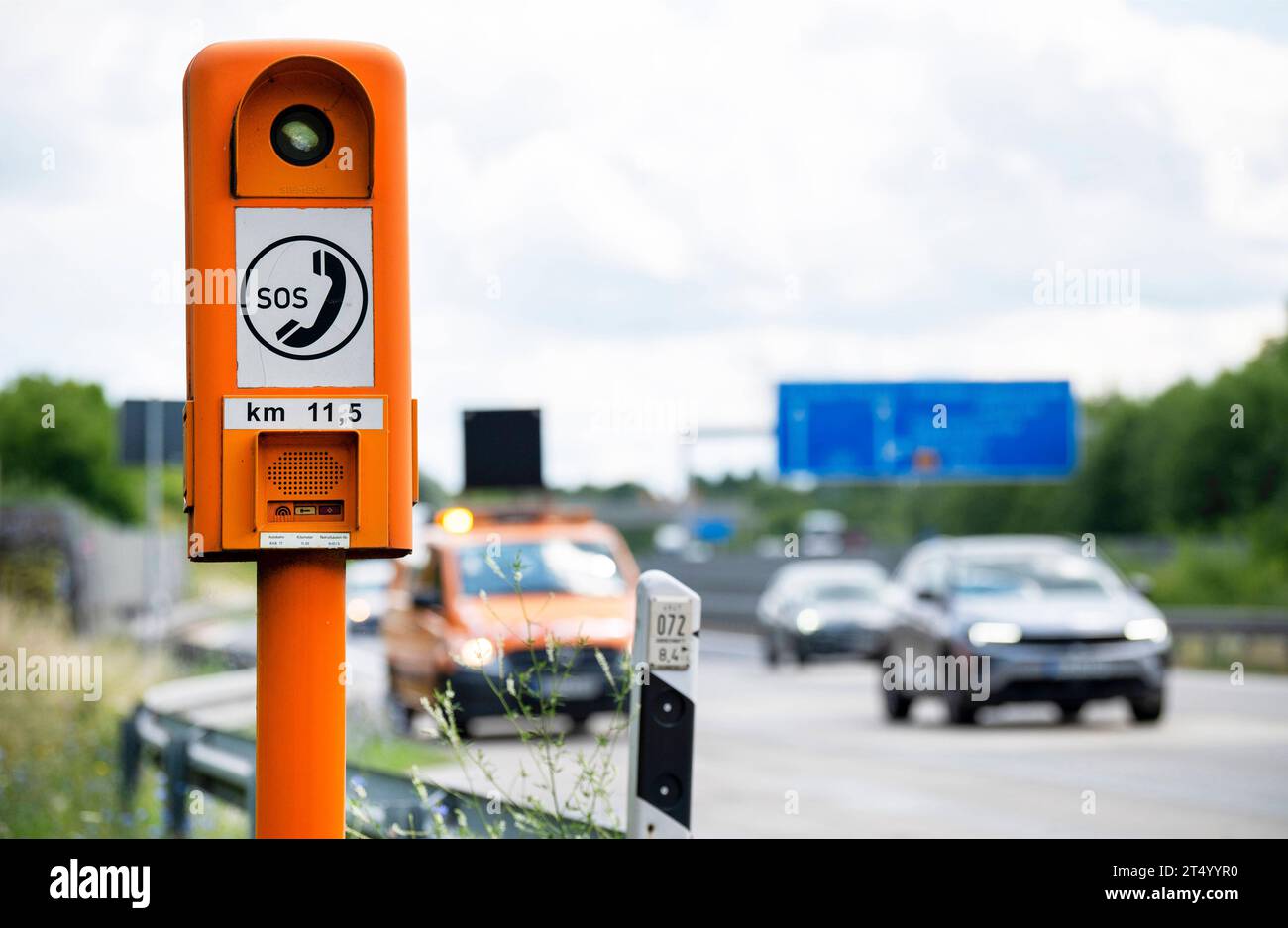 Notrufsaeule eine Notrufsaeule an der Bundesautobahn BAB17 Prag-Dresden am Tunnel Doelzschen, aufgenommen am Donnerstag 06.07.23. Foto: Norbert Millauer Dresden Sachsen Deutschland *** Notrufsäule an der Bundesautobahn BAB 17 Prag Dresden am Tunnel Doelzschen, fotografiert am Donnerstag 06 07 23 Foto Norbert Millauer Dresden Sachsen Deutschland Stockfoto