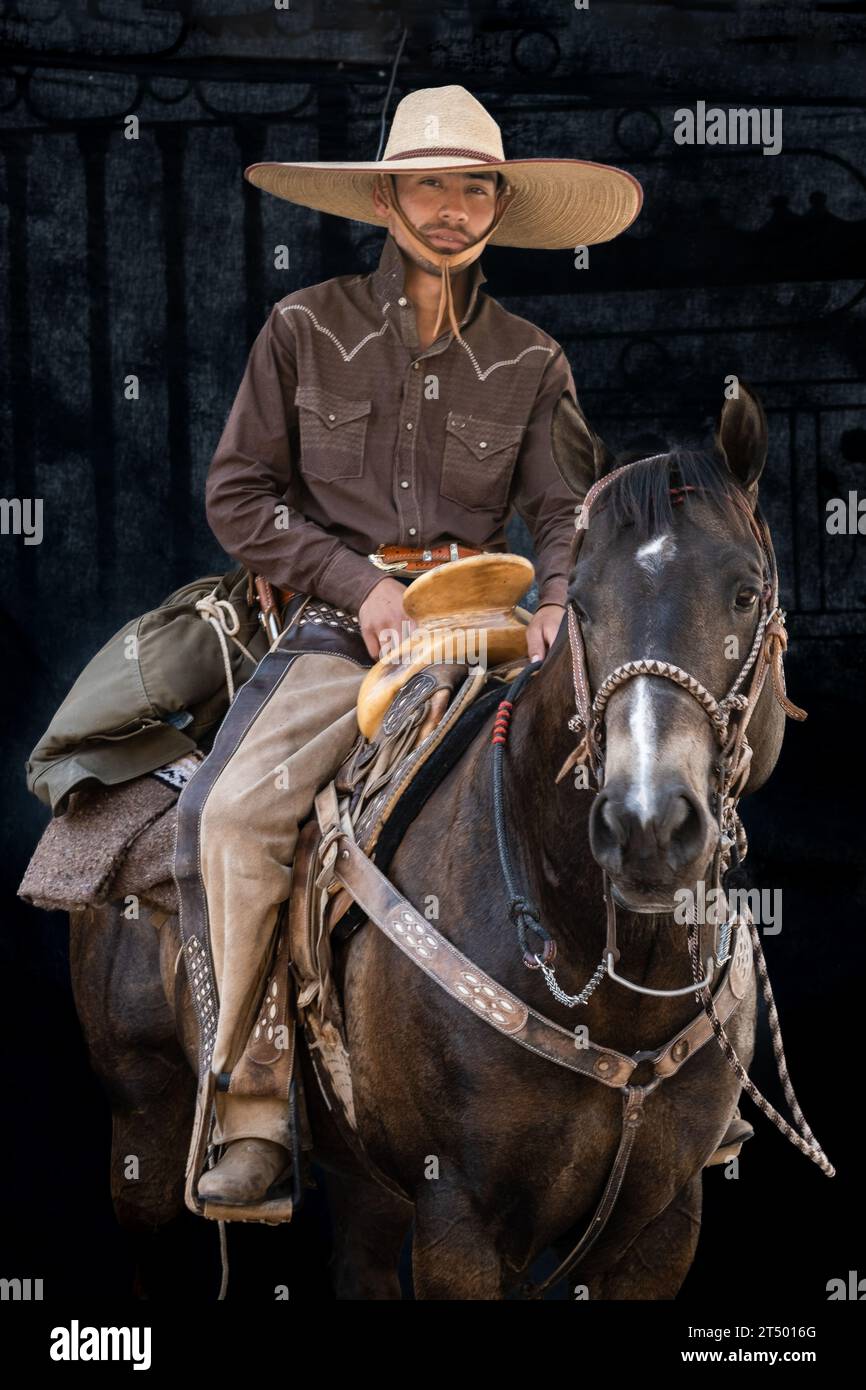 Ein mexikanischer Cowboy, der an der jährlichen viertägigen Cabalgata de Cristo Rey-Cowboy-Pilgerfahrt teilnimmt, posiert für ein Porträt zu Pferd am 5. Januar 2019 in Salamanca, Guanajuato, Mexiko. Tausende mexikanischer Cowboys und ihre Pferde nehmen an der religiösen Reise von den Dörfern der hohen Wüste zum Schrein von Cristo Rey Teil. Stockfoto