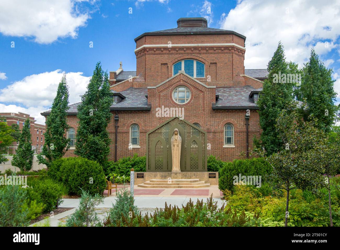 ST. PAUL, MN, USA - 29. JULI 2023: Our Lady Queen of Peace auf dem Campus der University of St. Thomas. Stockfoto