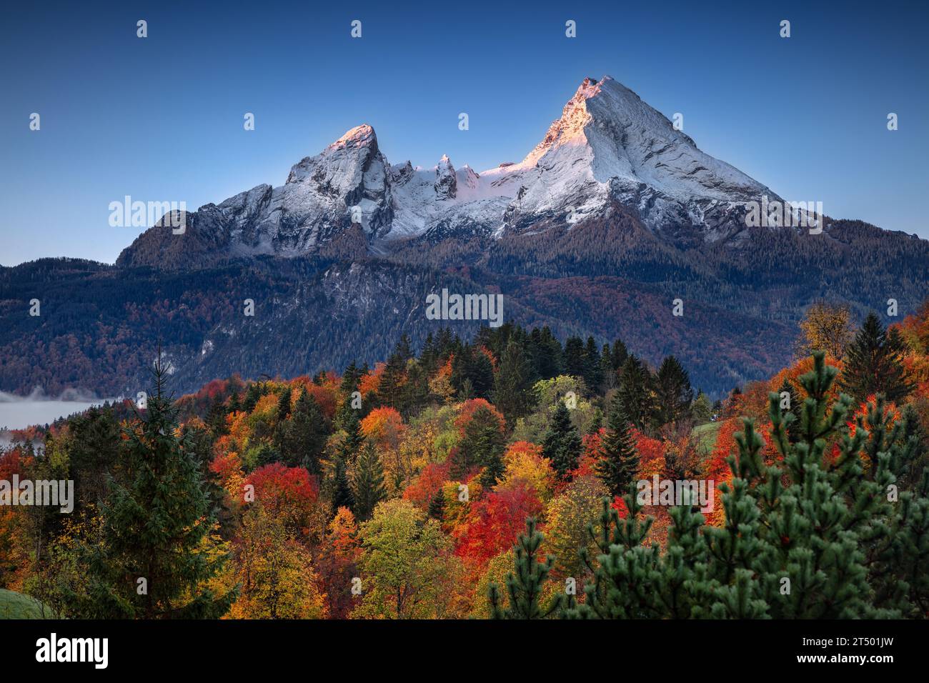 Watzmann Berg, Bayerische Alpen, Deutschland. Landschaftsbild der bayerischen Alpen mit dem Watzmann bei schönem Herbstsonnenaufgang. Stockfoto