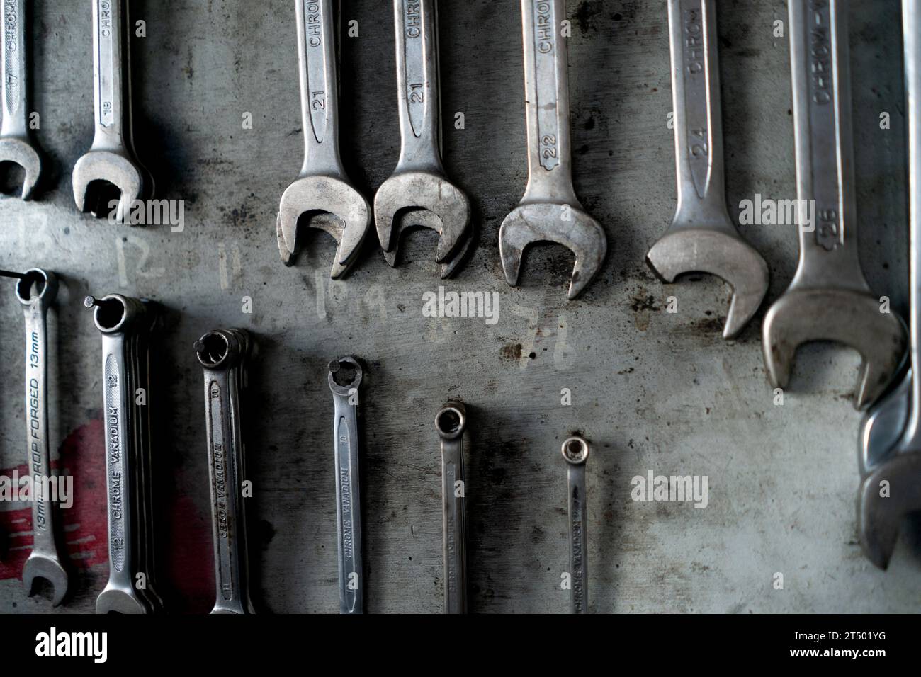 Schraubenschlüssel und Werkzeuge auf Metallgrund. Selektiver Fokus. Stockfoto