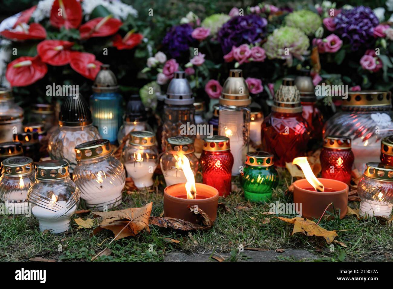 Kerzen und Laternen werden am Allerheiligen-Tag in der Nähe des Grabes auf dem evangelisch-Augsburger Friedhof in Warschau platziert. Allerheiligen (oder Dzie? Zaduszny (Polnisch) ist ein Feiertag in Polen. Es ist eine Gelegenheit, an verstorbene Verwandte zu erinnern. An diesem Tag bringen die Menschen Blumen, typischerweise Chrysanthemen, und Kerzen auf Friedhöfe. Der gesamte Friedhof ist voller Lichter in der Dunkelheit. Der Evangelisch-Augsburger Friedhof ist ein historischer lutherischer evangelischer Friedhof im Westen von Warschau. Seit seiner Eröffnung im Jahr 1792 wurden dort mehr als 100.000 Menschen begraben. Stockfoto