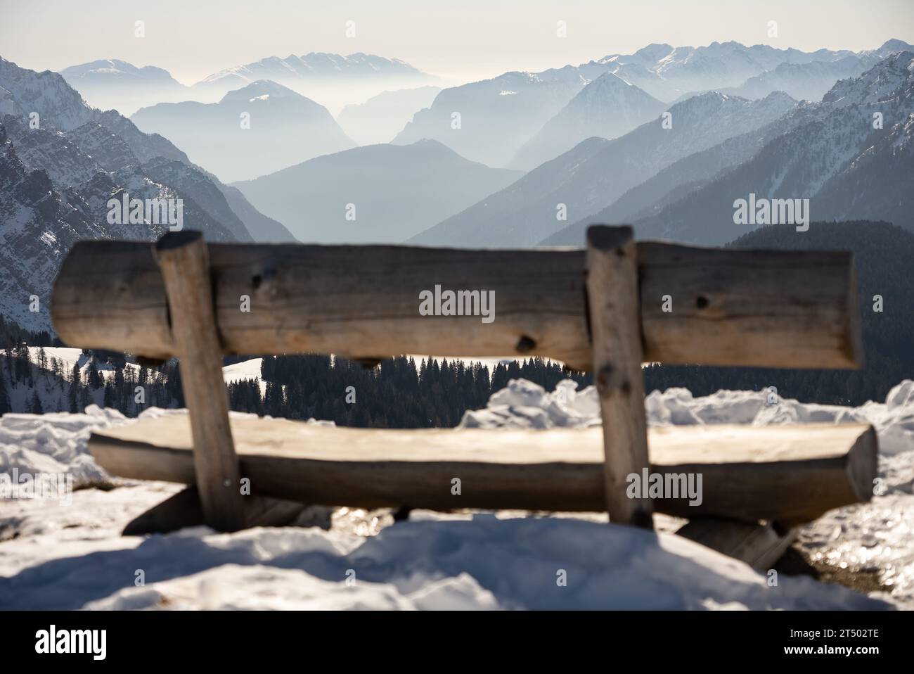 Winterblick auf die dolomiten alpen in Italien. Pinzolo im Winter sonniger Tag. Val Rendena dolomiten italienische alpen, Trentino Italien. Stockfoto