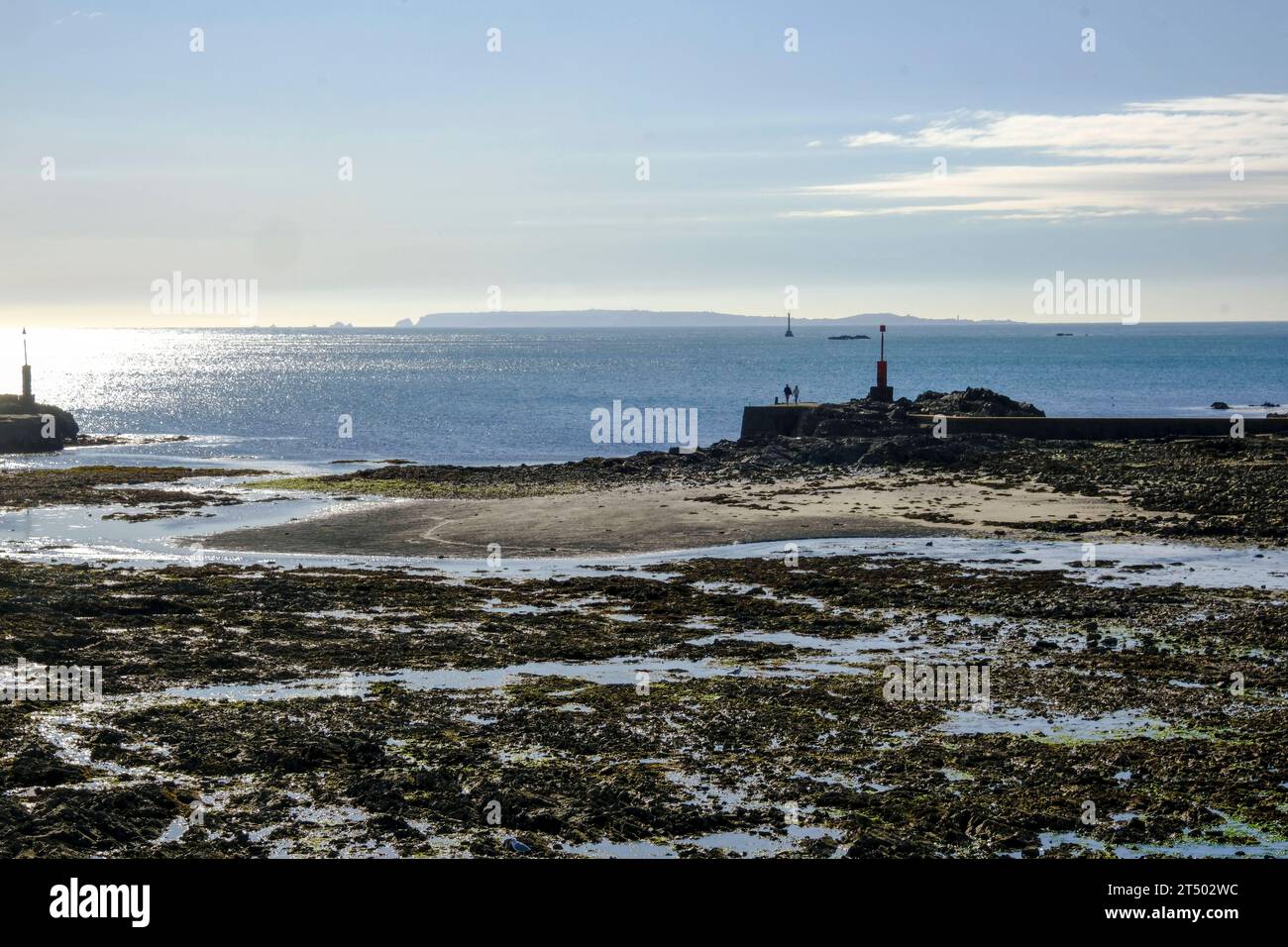 Frankreich, La Hague, 02.09.2023: Hafeneinfahrt des kleinen Hafens von Goury bei extremen Niedrigwasser am Cap de la Hague auf der Halbinsel Cotentin an der franzoesischen Kanalkueste im Departement Manche in der Normandie. Am Horizont ist die Kanalinsel Aurigny zu sehen, die bei den Engländern Alderney heißt. *** Frankreich, La Hague, 02 09 2023 Hafeneingang des kleinen Hafens Goury bei sehr Ebbe bei Cap de la Hague auf der Halbinsel Cotentin an der Küste des Ärmelkanals im Departement Manche in der Normandie, der Kanalinsel Aurigny, was von den Engländern Alderney genannt wird, kann sein Stockfoto