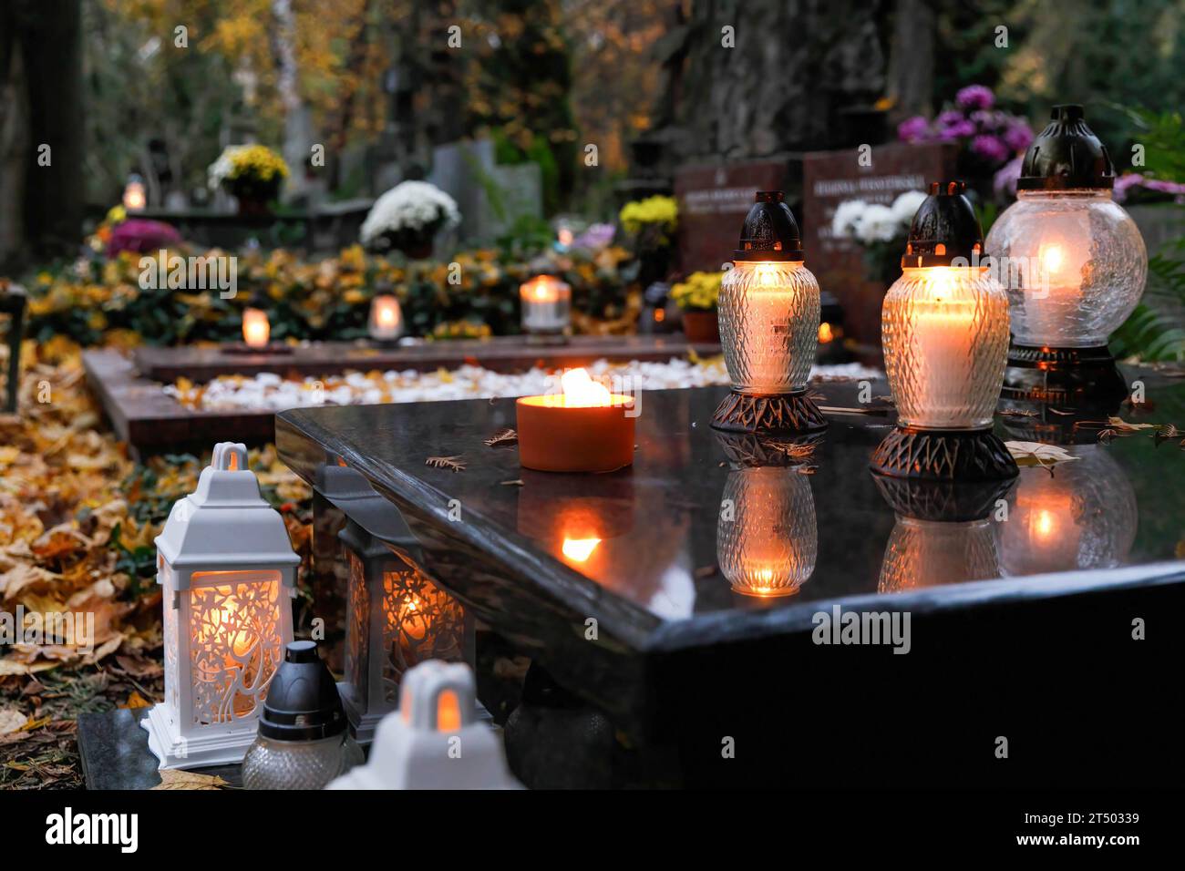 Am Allerheiligen Auf Dem Evangelisch Augsburger Friedhof In Warschau am-allerheiligen-auf-dem-evangelisch-augsburger-friedhof-in-warschau