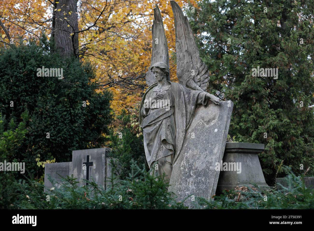 Alte Grabsteinskulptur ist auf dem Friedhof am Allerheiligen auf dem Evangelisch-Augsburger Friedhof in Warschau zu sehen. Allerheiligen (oder Dzie? Zaduszny (Polnisch) ist ein Feiertag in Polen. Es ist eine Gelegenheit, an verstorbene Verwandte zu erinnern. An diesem Tag bringen die Menschen Blumen, typischerweise Chrysanthemen, und Kerzen auf Friedhöfe. Der gesamte Friedhof ist voller Lichter in der Dunkelheit. Der Evangelisch-Augsburger Friedhof ist ein historischer lutherischer evangelischer Friedhof im Westen von Warschau. Seit seiner Eröffnung im Jahr 1792 wurden dort mehr als 100.000 Menschen begraben. (Foto von Vol Stockfoto