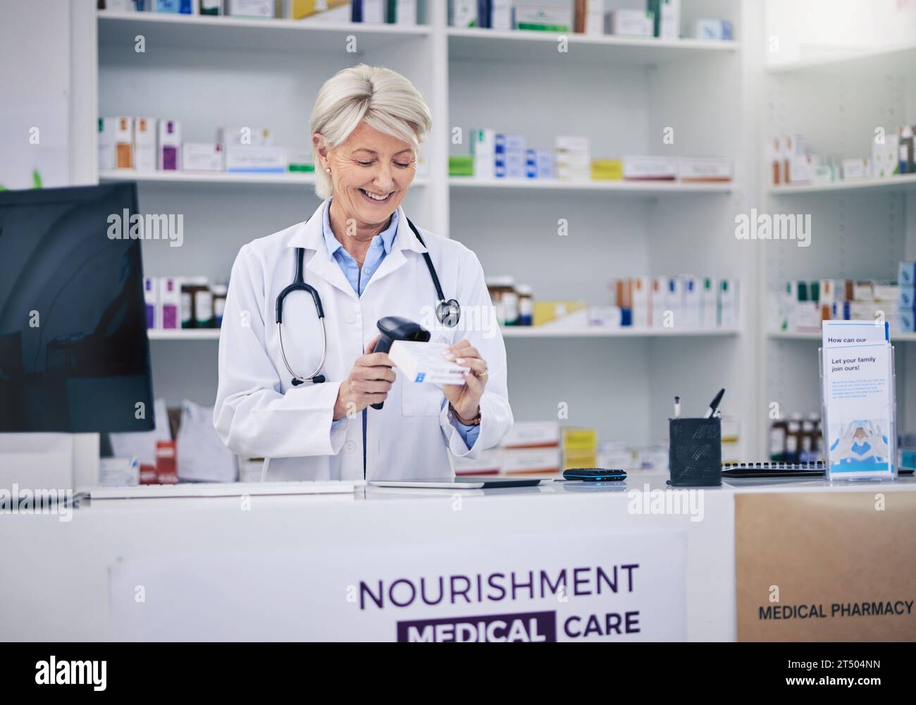 Reifer Apotheker, Frauen- und Scannerpillen, Kassierer mit Medizin und Apotheke, digitaler Barcode und Lagerbarcode. Pharmazeutisches Geschäft, Tablettenbox und Stockfoto