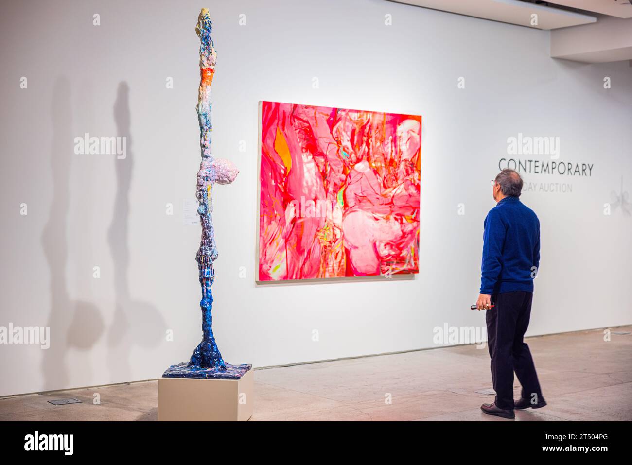 New York, USA. November 2023. Ein Teilnehmer der Sotheby's Marquee Week Auction Preview bewundert Cecily Browns „One Touch of Venus“ am 1. November 2023 in New York, NY. (Foto: Hailstorm Visuals/SIPA USA) Credit: SIPA USA/Alamy Live News Stockfoto