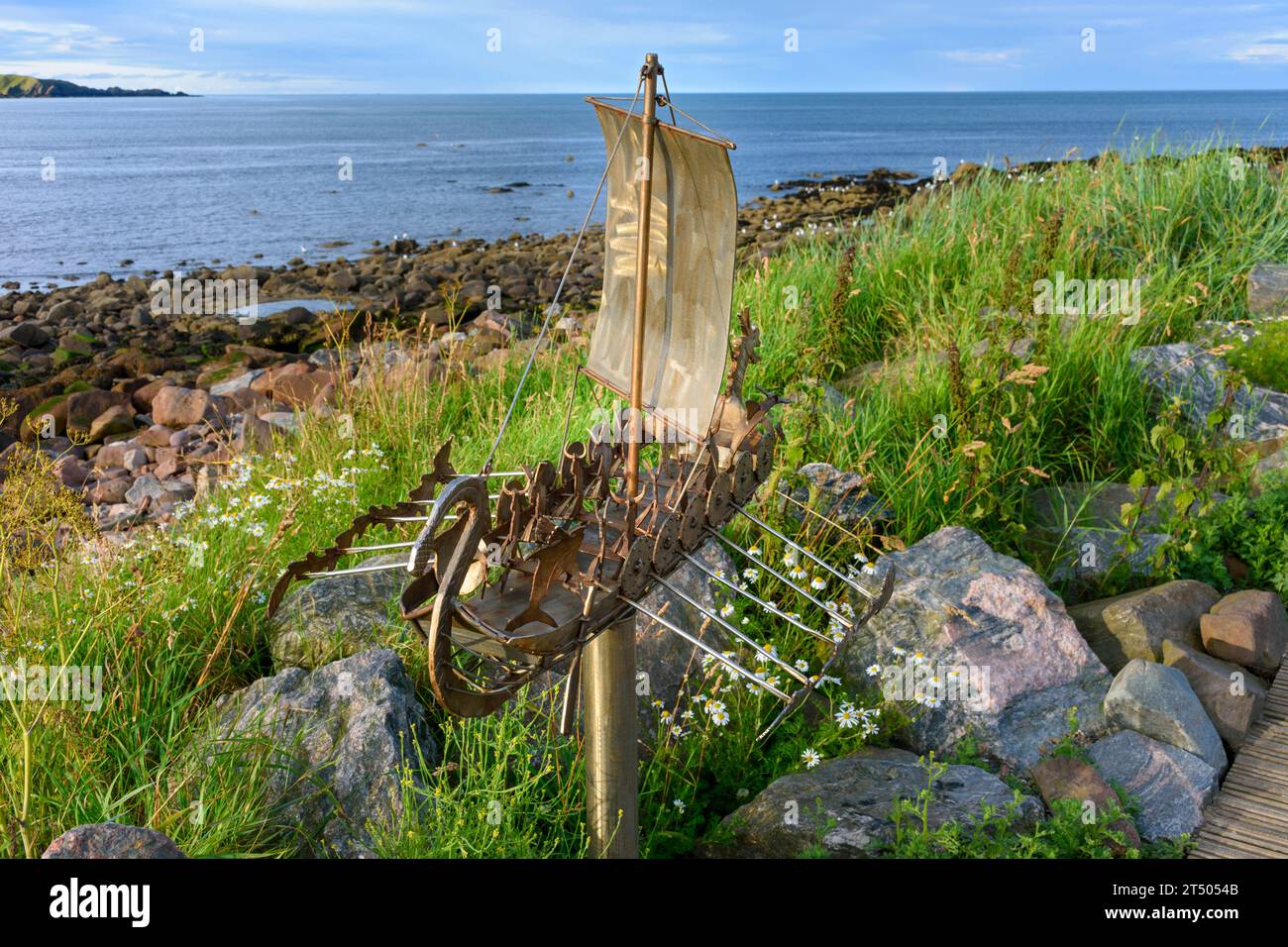 Viking Longboat Skulptur von Jim Malcolm, bekannt als The Stonehaven Banksy, Stonehaven, Aberdeenshire, Schottland, Großbritannien Stockfoto