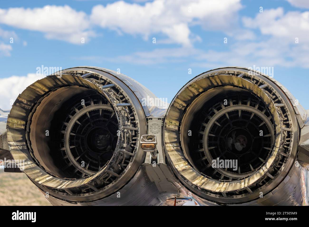 Nahaufnahme von zwei Jet-Triebwerken aus einem Militär-Flugzeug unter bewölktem Himmel Stockfoto