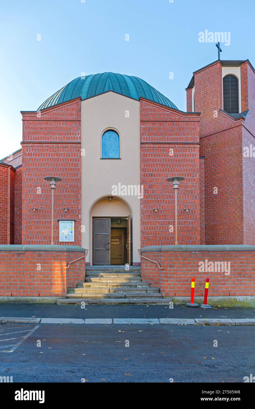 Fredrikstad, Norwegen - 28. Oktober 2016: Eintritt in St. Birgitta Catholic Church Red Bricks Building am Herbsttag. Stockfoto