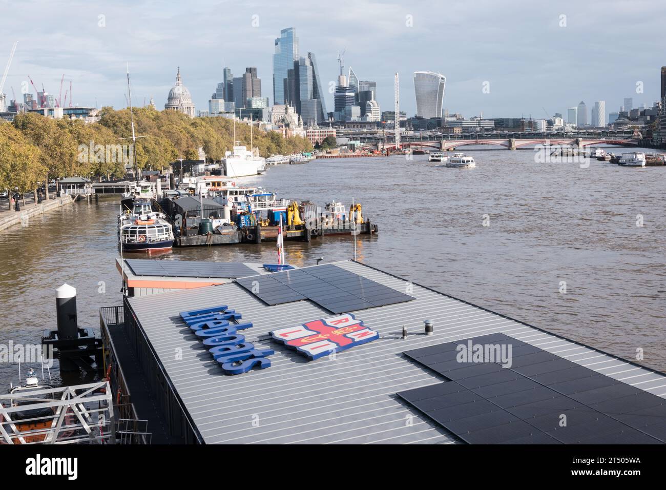 Die Themse und die neue RNLI Tower Lifeboat Station, Lifeboat Pier, Victoria Embankment, London, WC2, England, Großbritannien Stockfoto