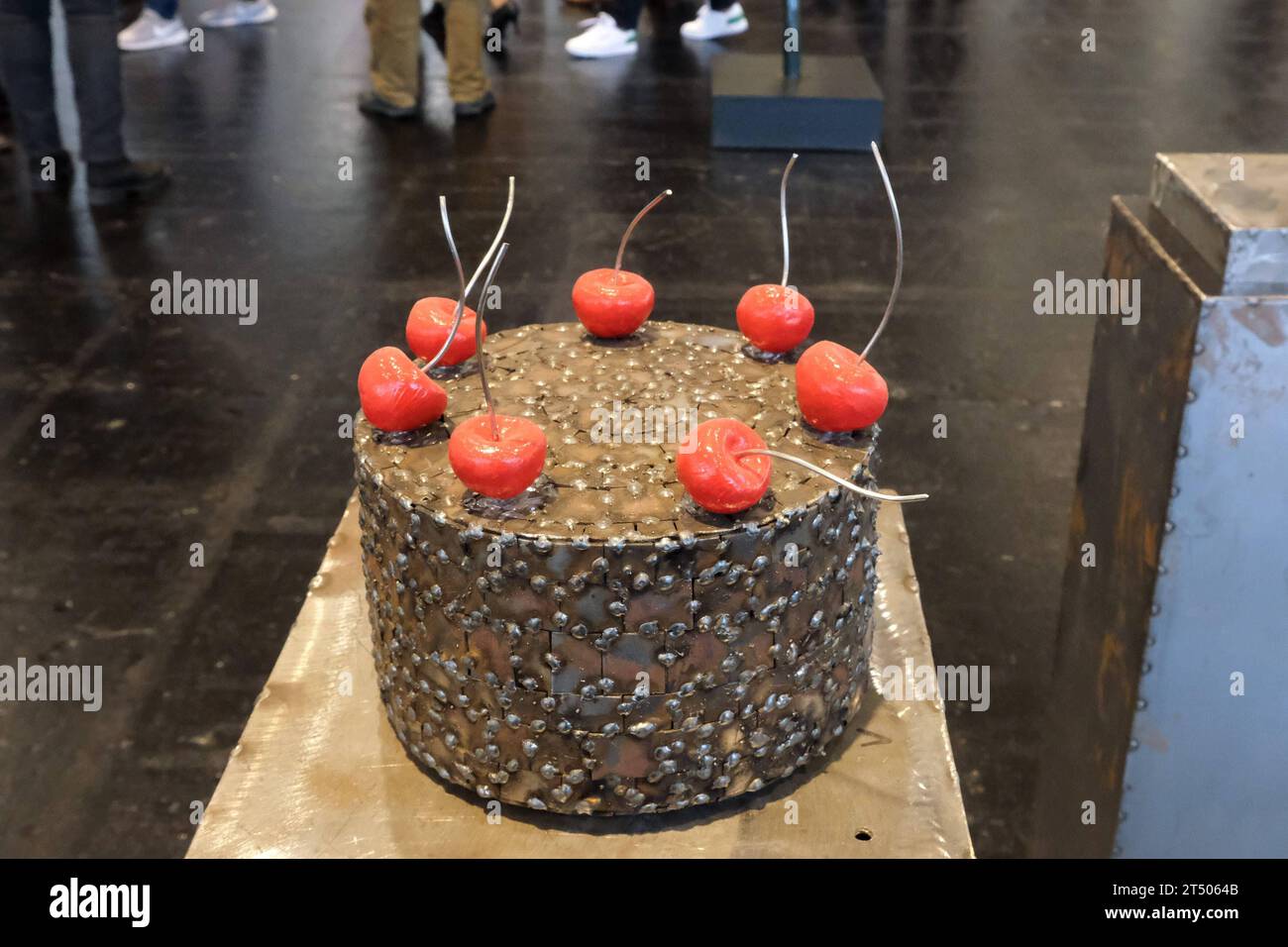02.11.2023, Frankfurt, DEU auf CA 9000 Quadratmeter stellen ueber 110 Kuenstler und Galerien auf der Discovery Art Fair in der Frankfurter Messehalle 1 Ihre Werke aus. Vom 2.11.2023 bis 05.11.2023 koennen Sammler und Kunstliebhaber hier ihr Lieblingsobjekt finden. Kirschtorte, Stahl und Ton, von Bruno Feger *** 02 11 2023, Frankfurt, DEU auf ca. 9000 qm stellen auf der Discovery Art Fair in Frankfurts Messehalle 1 über 110 Künstler und Galerien ihre Werke aus vom 2 11 2023 bis 05 11 2023 Sammler und Kunstliebhaber finden hier ihr Lieblingsobjekt Kirschkuchen, Stahl und Ton Stockfoto