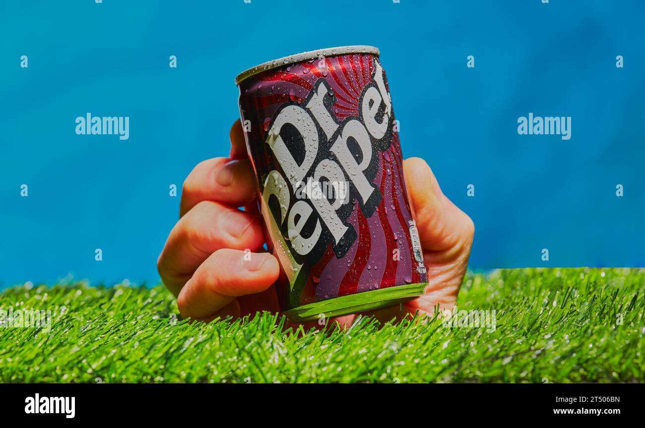 Mansfield, Nottingham, Vereinigtes Königreich, November 2023: Studio-Produktbild einer Hand, die eine Dose des alkoholfreien Getränks Dr. Pepper hält. Stockfoto