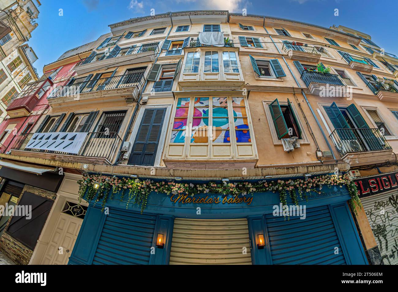 PALMA DE MALLORCA, BALEAREN, SPANIEN - 21. SEPTEMBER 2023: Fröhliche Dekoration an der Fassade eines Hauses in der engen Straße Carrer dels Set ca. Stockfoto