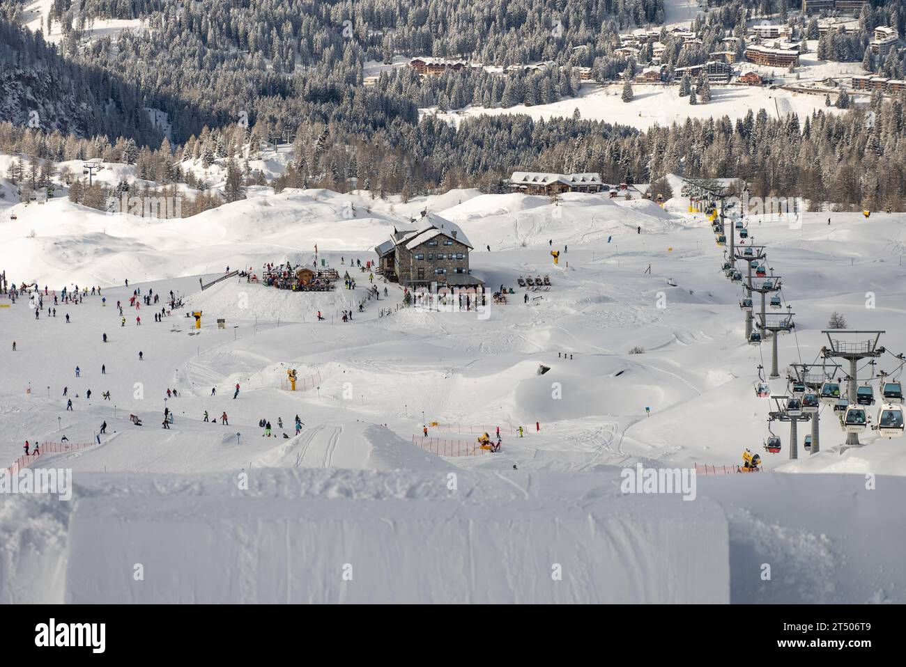 Winter-dolomiten in Italien. Winter im Dorf Madonna di Campiglio und einem Skigebiet in Italien. Madonna di Madonna di Campiglio und ursus Snowpark in Val Stockfoto