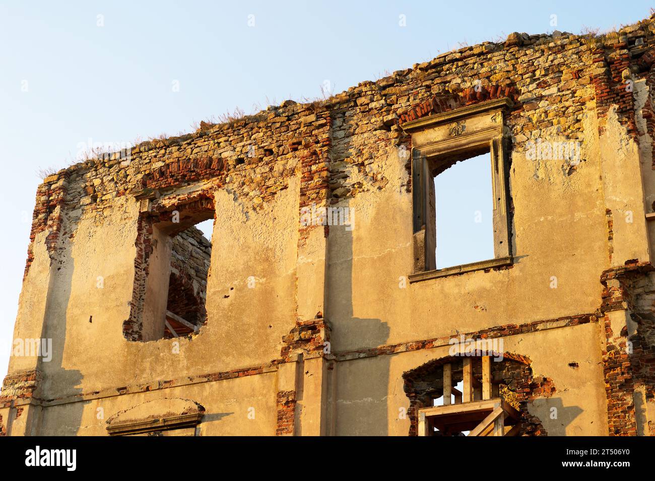 Fensteröffnungen in der alten Ziegelmauer vor blauem Himmel. Ruinen der Burg in Bodzentyn. Provinz Swietokrzyskie, Polen. Stockfoto